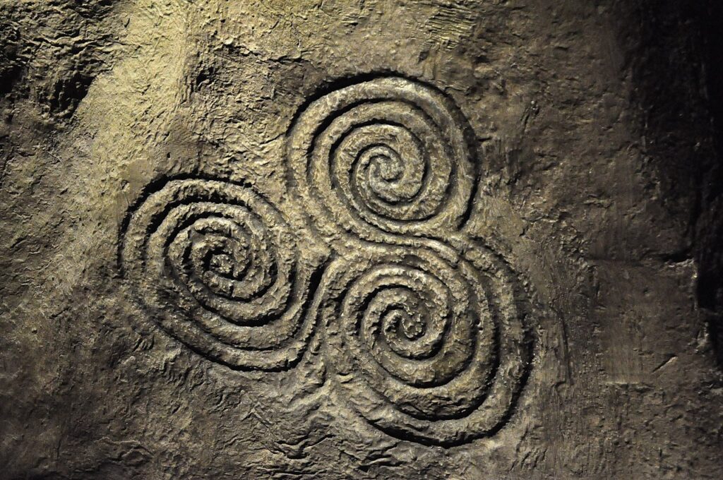 Triskelion na kamiennej płycie u wejścia do grobowca Newgrange w Irlandii (ok. 3200 r. p.n.e.)