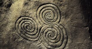 Triskelion na kamiennej płycie u wejścia do grobowca Newgrange w Irlandii (ok. 3200 r. p.n.e.)